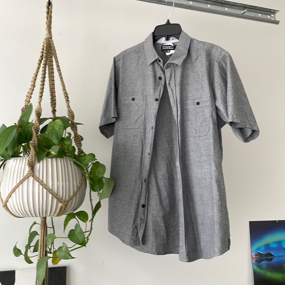 Ezekiel Grey Short Sleeve Button Down Dress Shirt size M - EUC